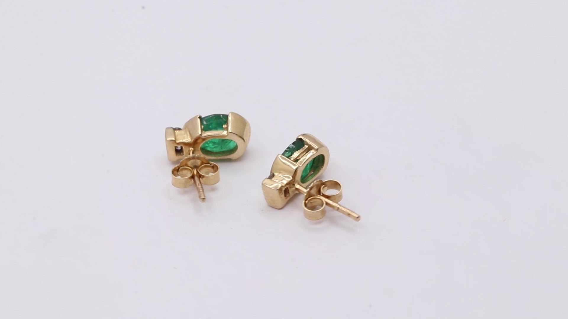 Precious Oval Cut Emerald Gemstone With Diamond 14k Yellow Gold Stud Earrings