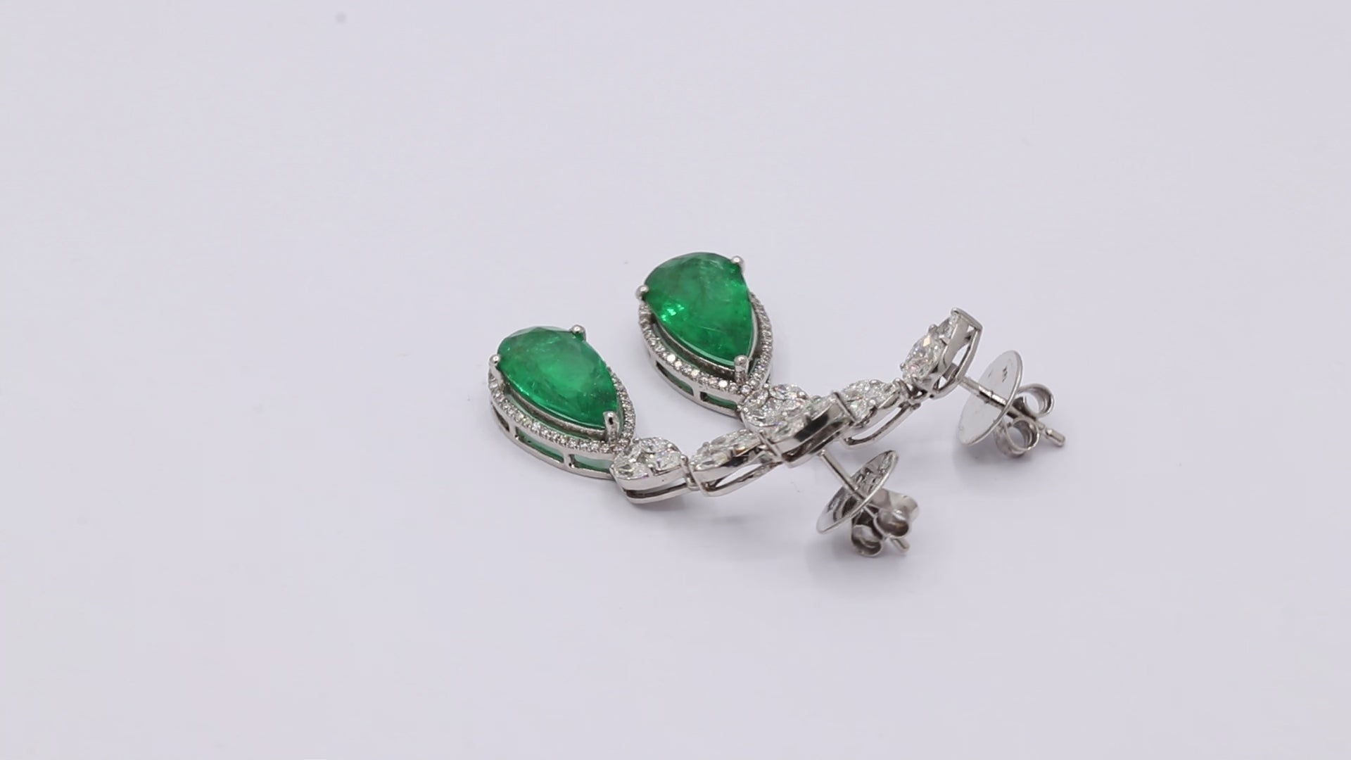 Pear Emerald With Diamond In 18k White Gold Earring