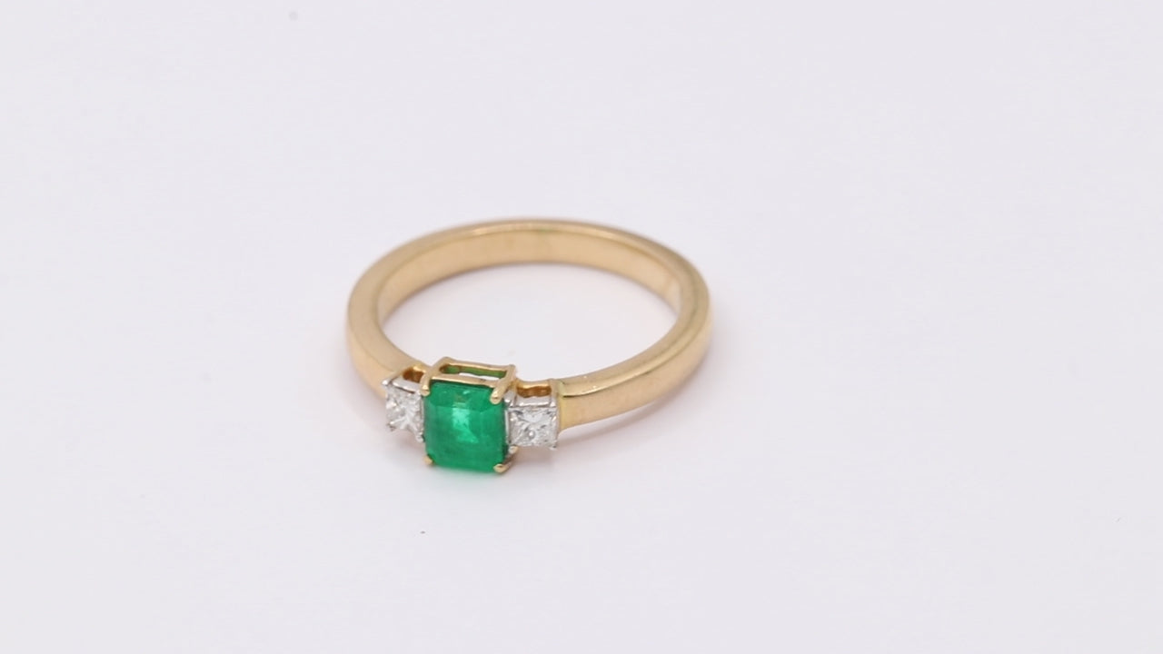 Natural Emerald And Diamond 18k Yellow Gold Elegant Ring